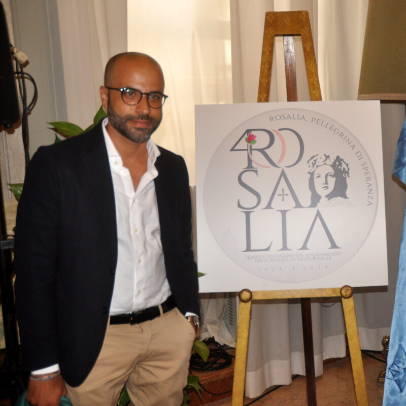 Massimiliano Serrago con il nuovo logo di Santa Rosalia