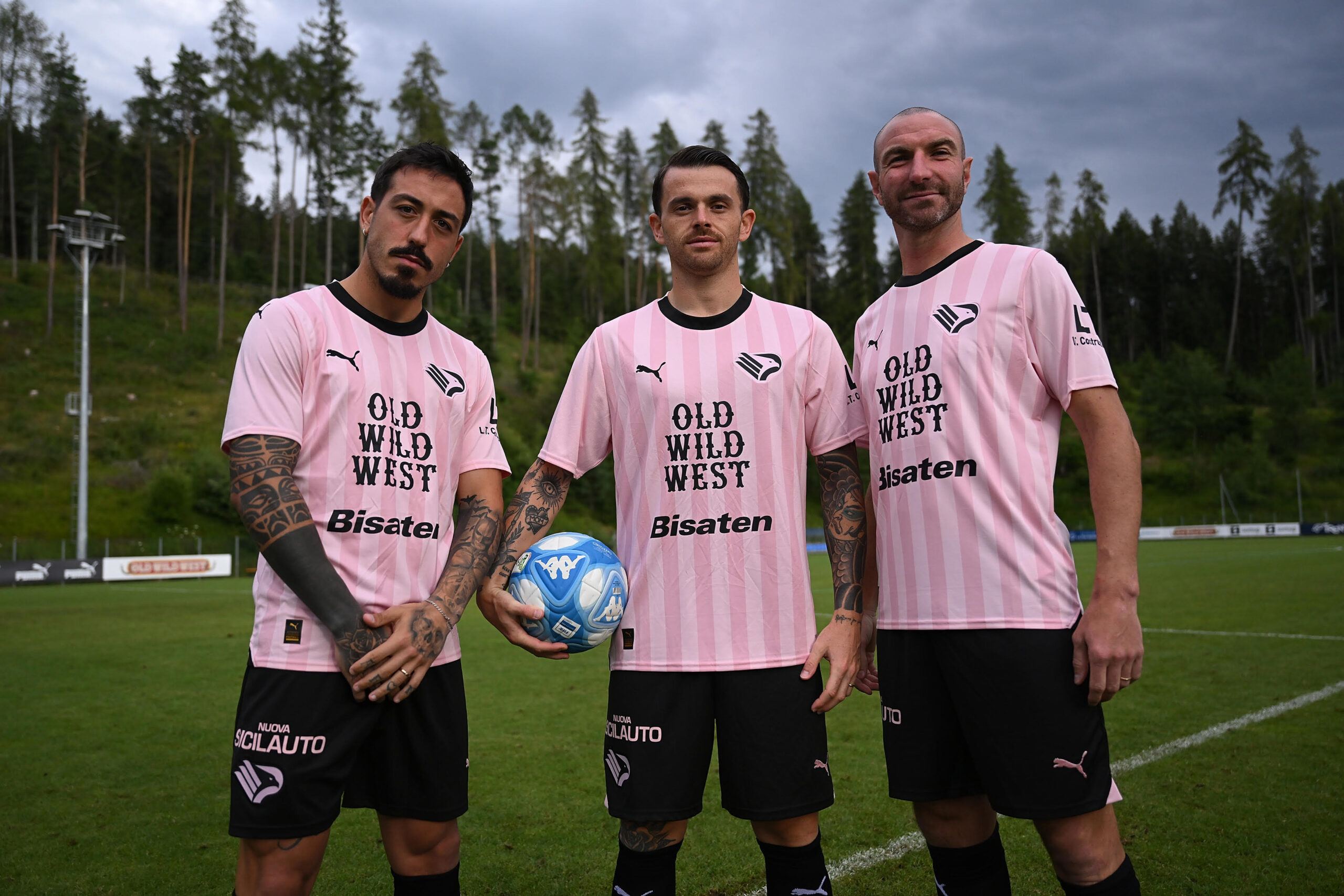 Il Palermo presenta la nuova maglia: una celebrazione del rosa - Giornale  di Sicilia
