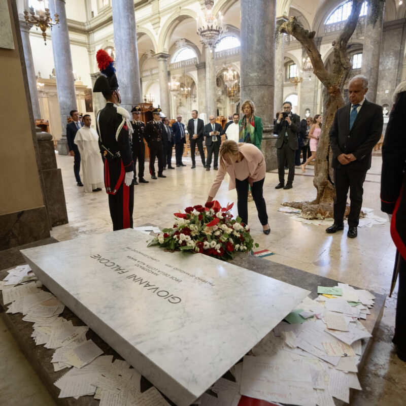 Giorgia Meloni rende omaggio alla tomba di Falcone