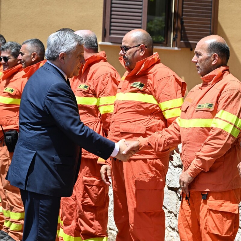 Il ministro Tajani durante l'incontro con i forestali e i vigili del fuoco a Palermo