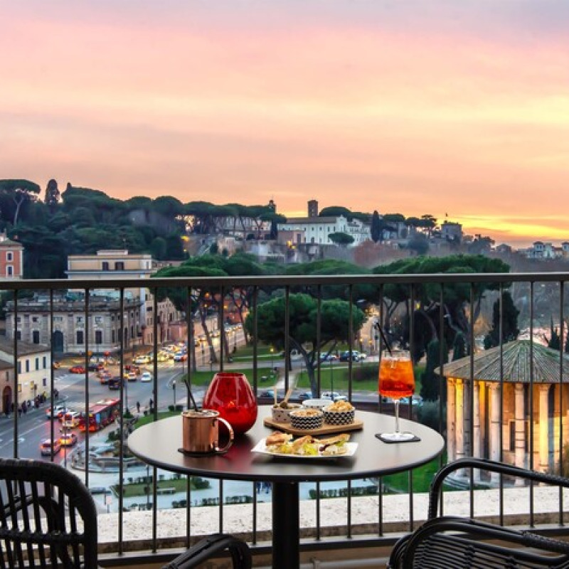 Apertivo al tramonto con vista spettacolare dal rooftop dell'hotel 47 a Roma