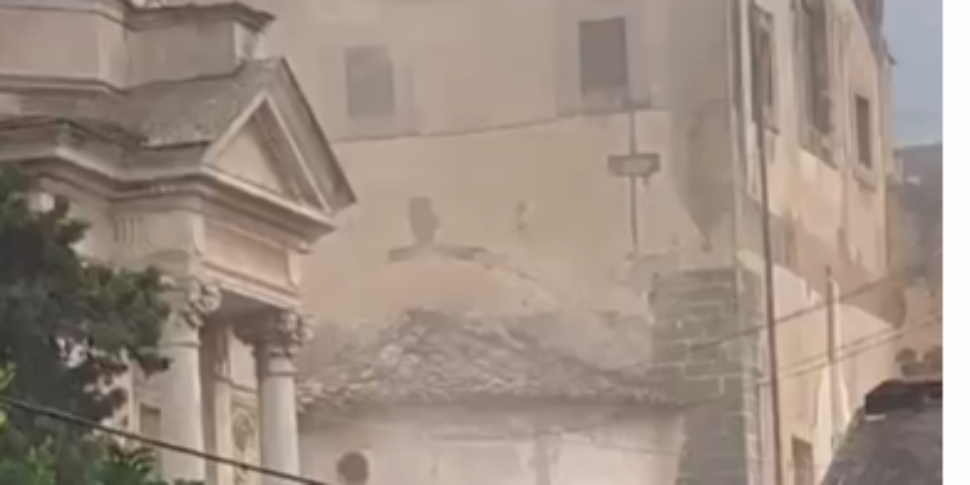 Palermo, incendio al cimitero di Santa Maria di Ges&ugrave;: fiamme anche in chiesa - Giornale di Sicilia