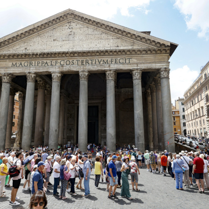 La fila dei turisti al Pantheon