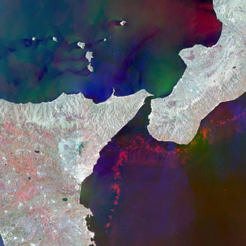 Lo stretto di Messina fotogrfato dal satellite europeo Sentinel 1 (fonte: e-GEOS)