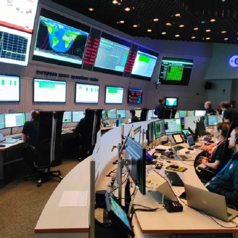 Nel monitor più a sinistra il picco indica l'ultimo segnale inviato al satellite, per l'impatto con l'atmosfera (fonte: Esa)