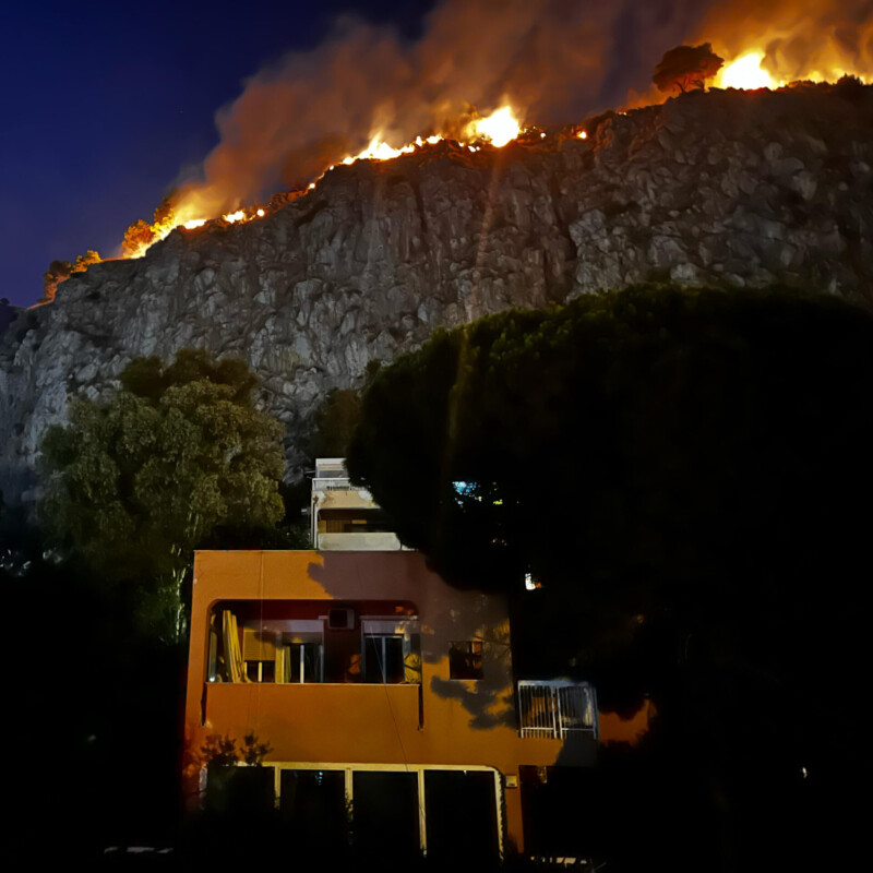 L'incendio nella montagna di Capo Gallo (foto Alessandro Fucarini)
