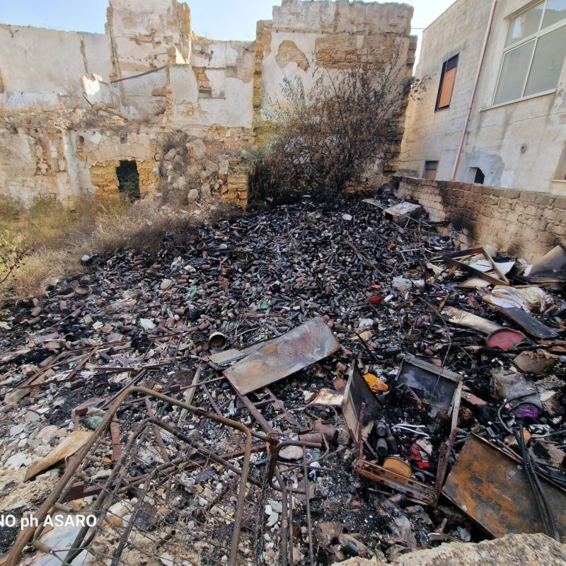 La discarica incendiata a Mazara (Foto di Damiano PH Asaro, gruppo Fb Mazara is magic)