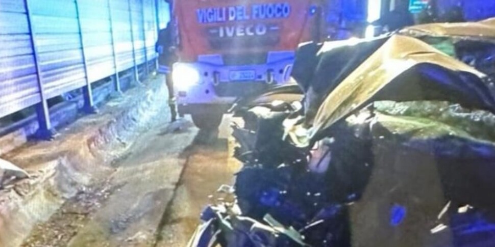 Due incidenti nella notte in provincia di Catania: quattro giovani ...