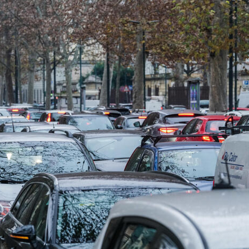 Auto in coda nel traffico in un'immagine di archivio