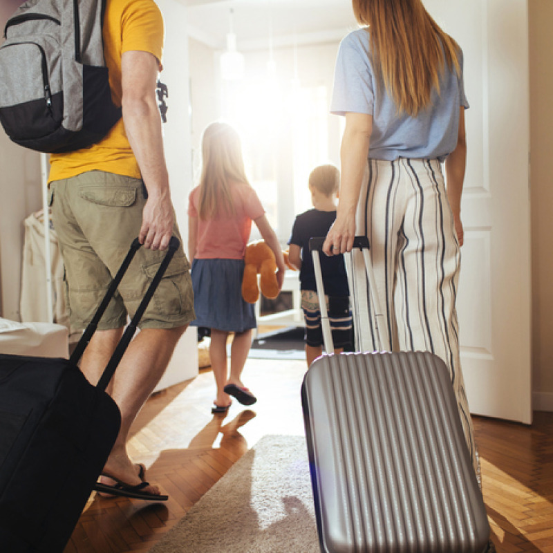 Una famiglia in partenza, foto iStock.