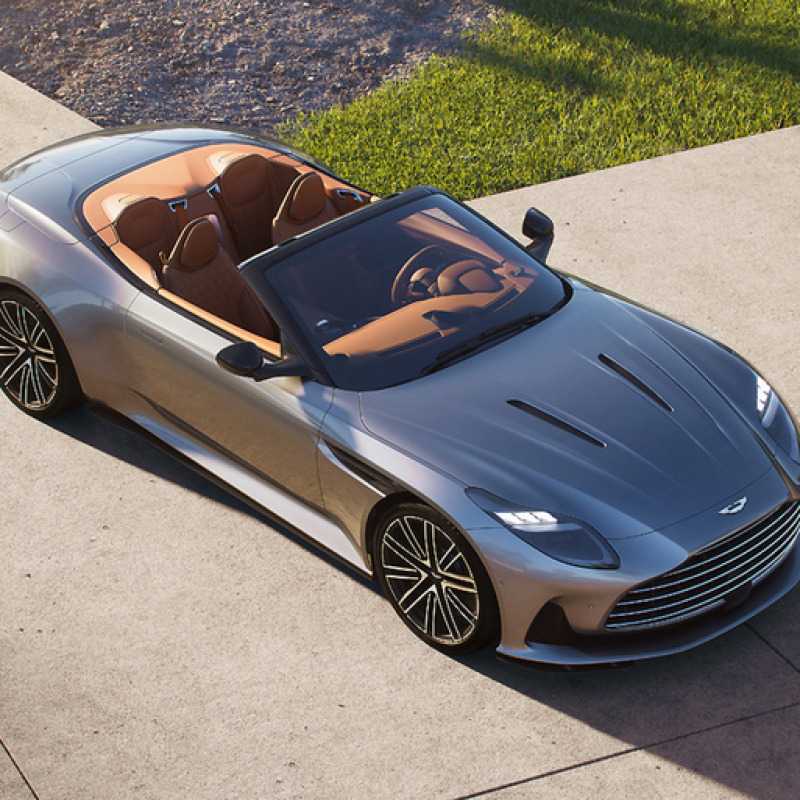 Aston Martin DB12 Volante, in anticipo rispetto a Monterey