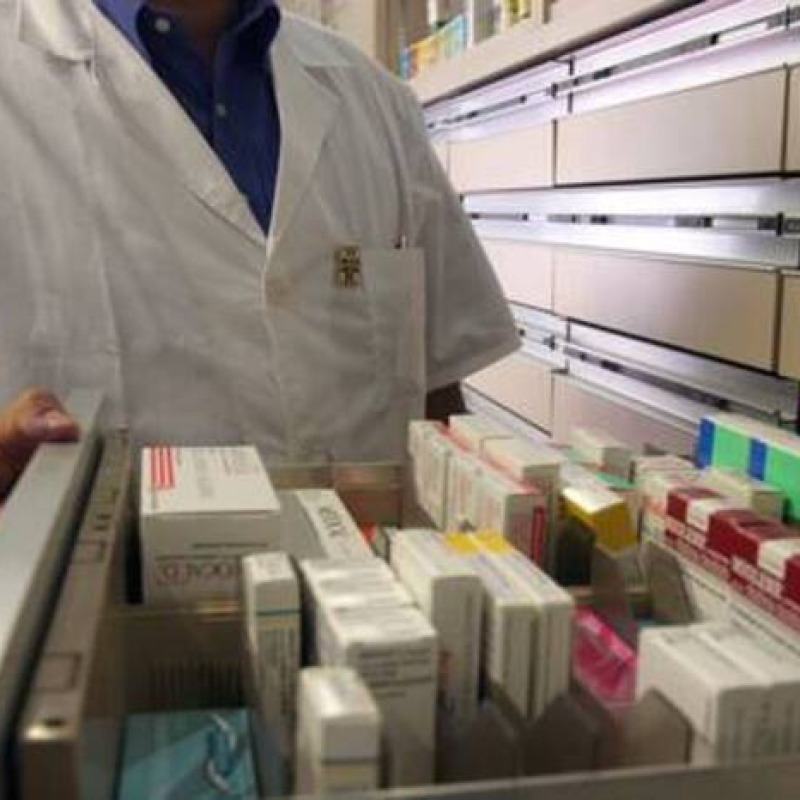 Un farmacista al lavoro