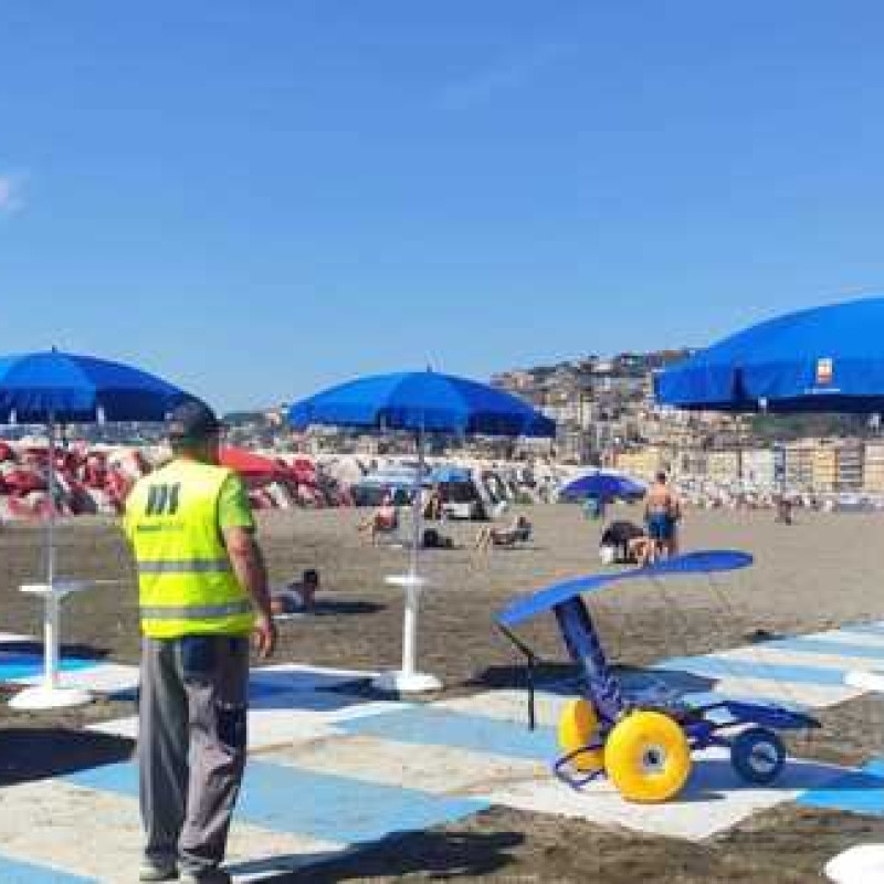 Ombrelloni gratuiti per i disabili su due spiagge a Napoli