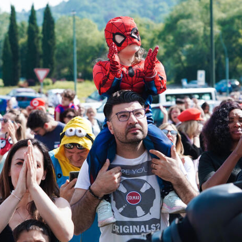 L'iniziativa SuperM sotto l'ospedale pediatrico di Torino, Regina Margherita, il 2 giugno scorso. Promossa da amici e parenti è stata l'occasione per salutare il bambino ricoverato a causa del Sarcoma di Ewing.