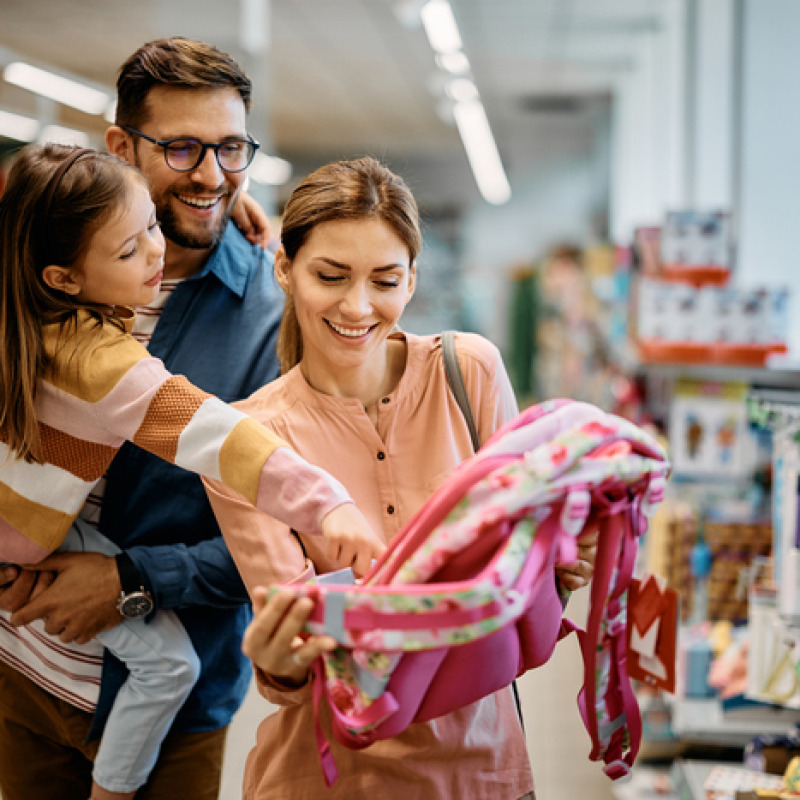 Back to school: una bambina sceglie lo zaino per il ritorno a scuola foto iStock.