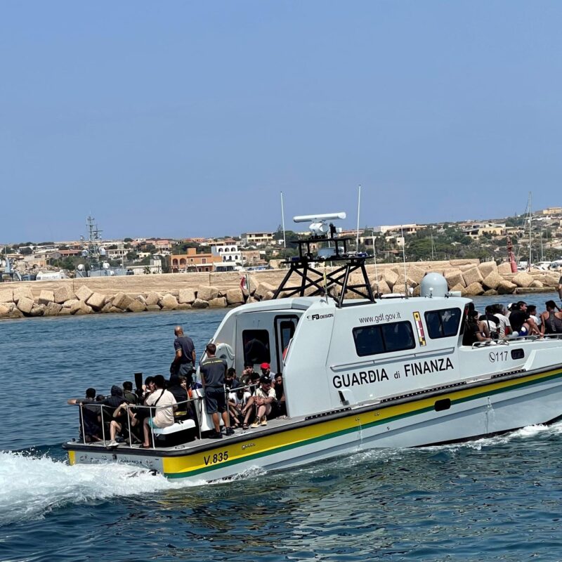 I migranti soccorsi da un natante della guardia di finanza vengono portati a Lampedusa, 24 agosto 2023. Continuano senza sosta i recuperi in mare di .Sono 294 i migranti ospiti dell'hotspot di Lampedusa dove ieri sera c'è stato uno sbarco di 34 bengalesi ed egiziani che viaggiavano su una barca di legno di 8 metri salpata da Zwara in Libia. A bloccare il natante è stata la motovedetta G 206 della Guardia di finanza.ANSA/