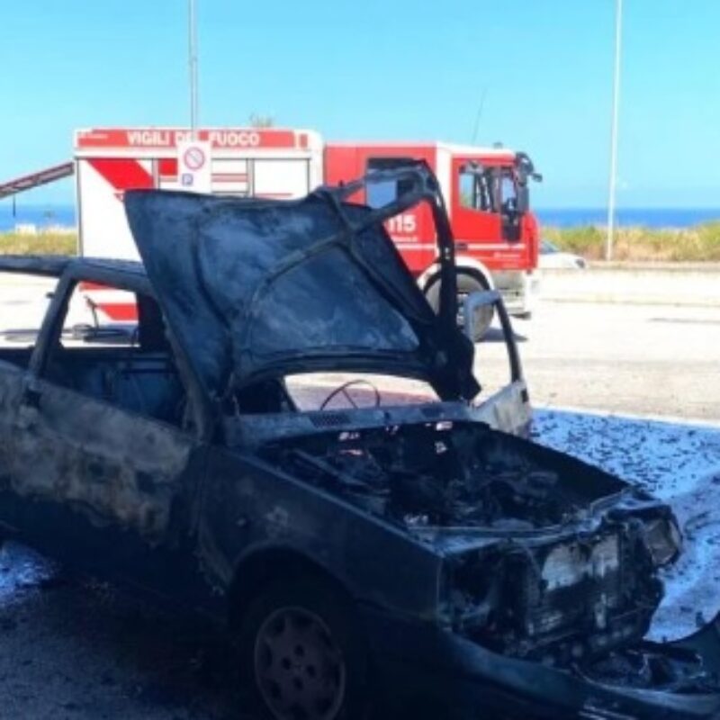 Auto in fiamme a Messina