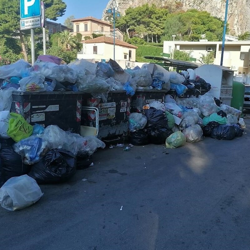 I cumuli di rifiuti davanti all'hotel La Torre