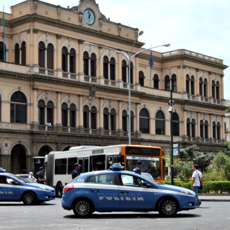 La polizia davanti alla stazione centrale di Palermo