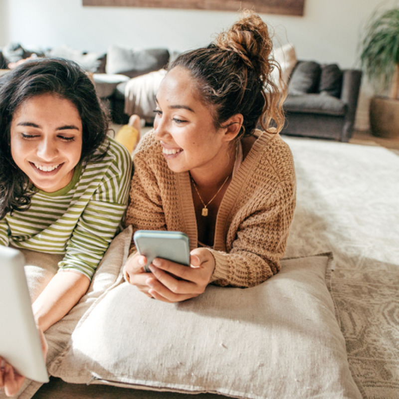 Due ragazze con i social foto iStock.