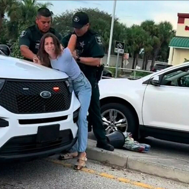 Gentilezze in auto, un mazzo di fiori può costare l'arresto