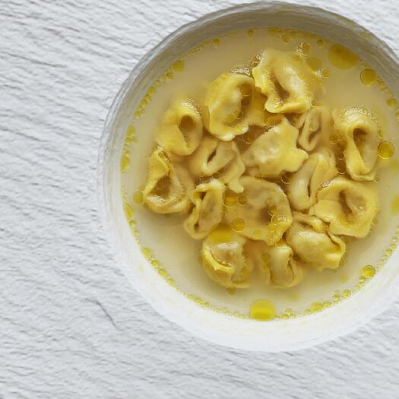 Anolino alla parmigiana in brodo di cipolle