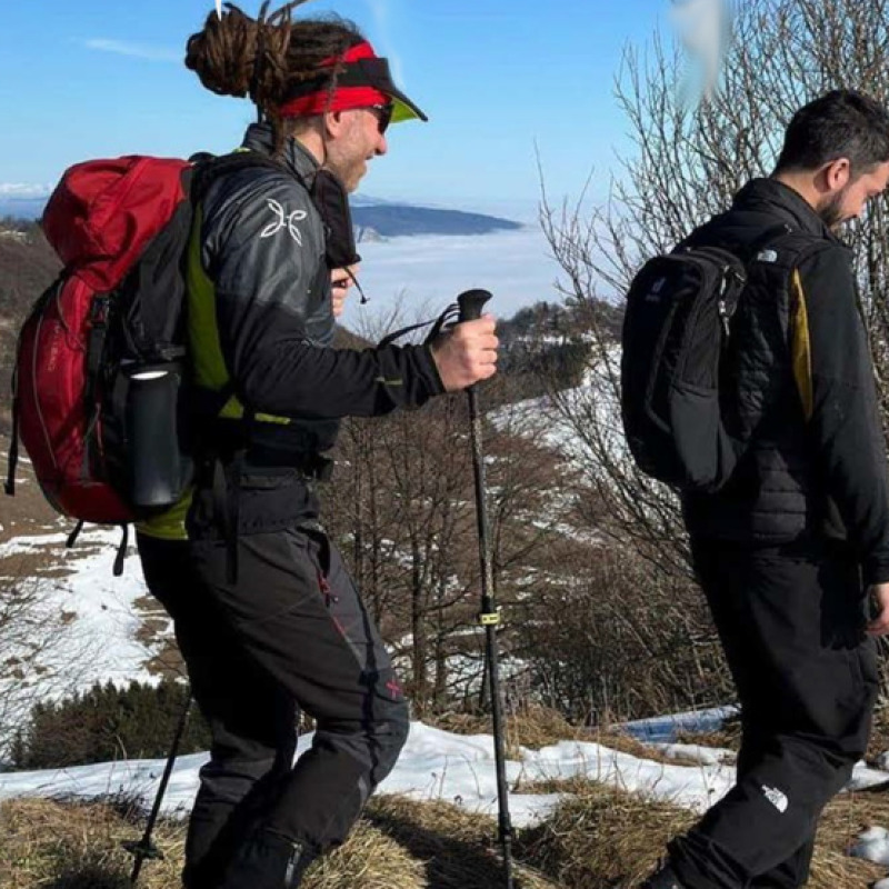 Due amici con disabilità attraversano a piedi l'Islanda