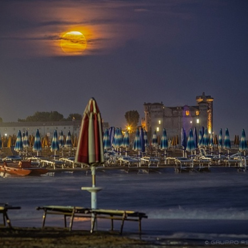 La prima Luna piena di agosto sul castello di Santa Severa, sul litorale romano tra Roma e Civitavecchia (fonte: Marco D'angelo, del Gruppo Astrofili Palidoro)