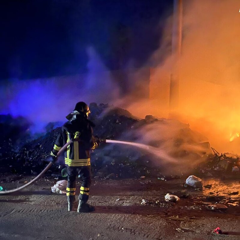 L'incendio all'ex cementificio di Castelvetrano (foto Castelvetranonews)