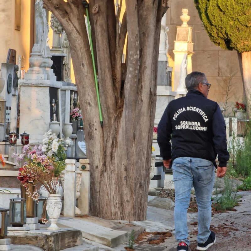 Un agente della polizia scientifica all'interno del cimitero di Castelvetrano (foto Ansa)