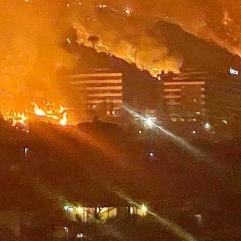 Incendio attorno all'hotel Costa Verde di Cefalù (foto postata su Facebook dall'associazione Progetto Città)