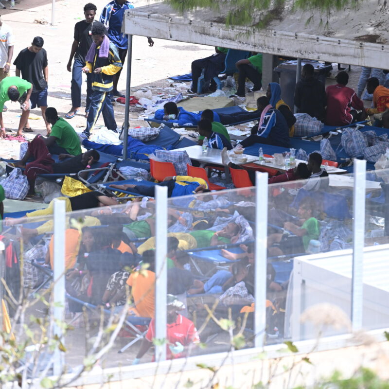 Migranti all'interno dell'hotspot di Lampedusa, 19 settembre 2023. Sono 1.544 i migranti che, al momento, si trovano all'hotspot di Lampedusa ma sono previsti altri arrivi durante la giornata di oggi. ANSA / CIRO FUSCOMigrants inside the Lampedusa hotspot, Italy, 19 September 2023. There are 1.544 migrants who, at the moment, are at the hotspot of Lampedusa but other arrivals are expected today. ANSA / CIRO FUSCO