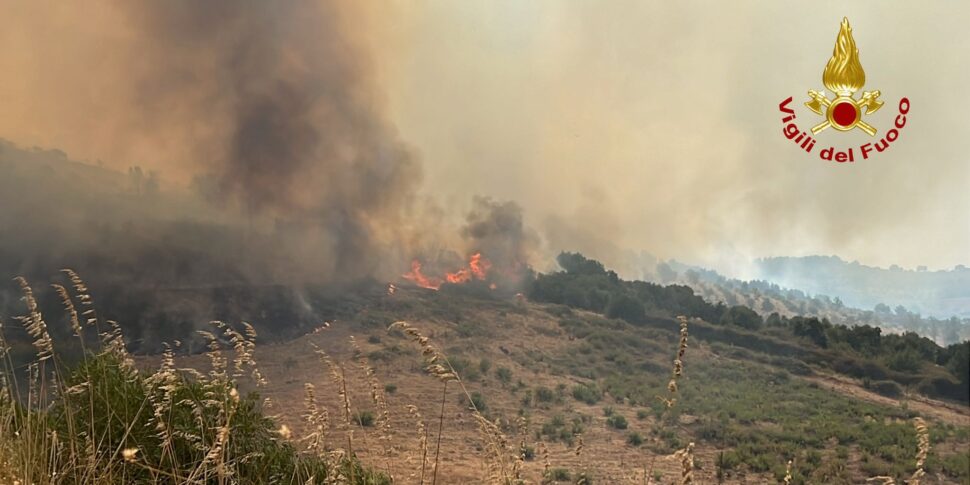 Continua L Allerta Rossa Per Gli Incendi In Sicilia Temperature Ancora In Aumento Giornale Di