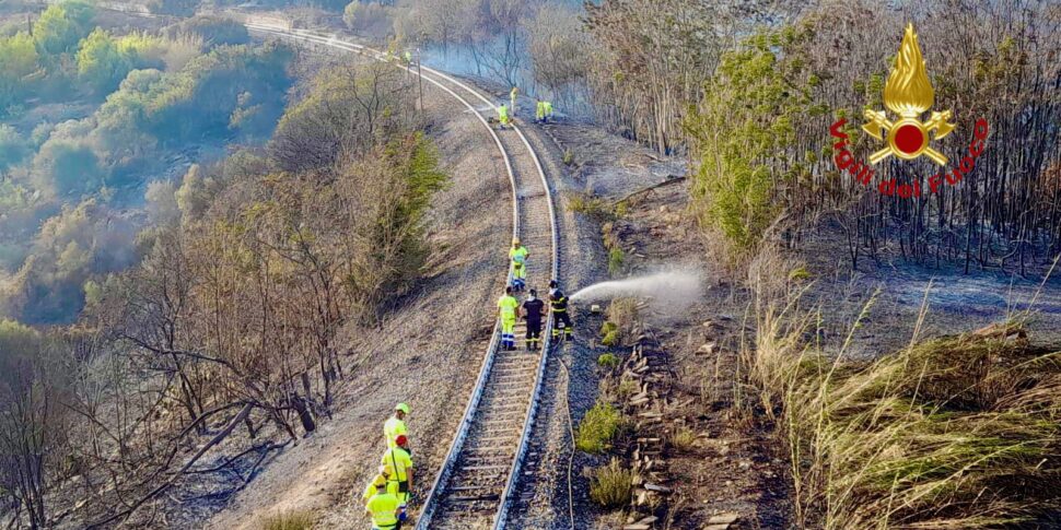 Incendi In Sicilia Dopo I Voli A Catania Si Fermano Anche I Treni A Palermo Fiamme Vicino Alla