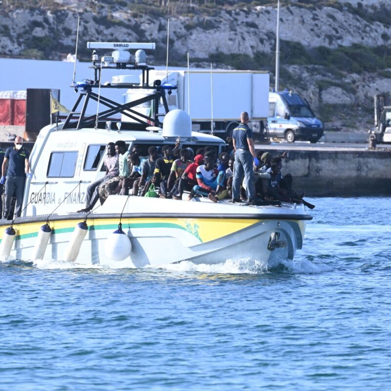 Un momento dell'arrivo di migranti a bordo di una navetta della Guardia di Finanza nel porto di Lampedusa, 18 Settembre 2023. ANSA/CIRO FUSCO A moment of the arrival of migrants aboard a Guardia di Finanza (Financial Police) boat in the port of Lampedusa, 18 September 2023. ANSA/CIRO FUSCO