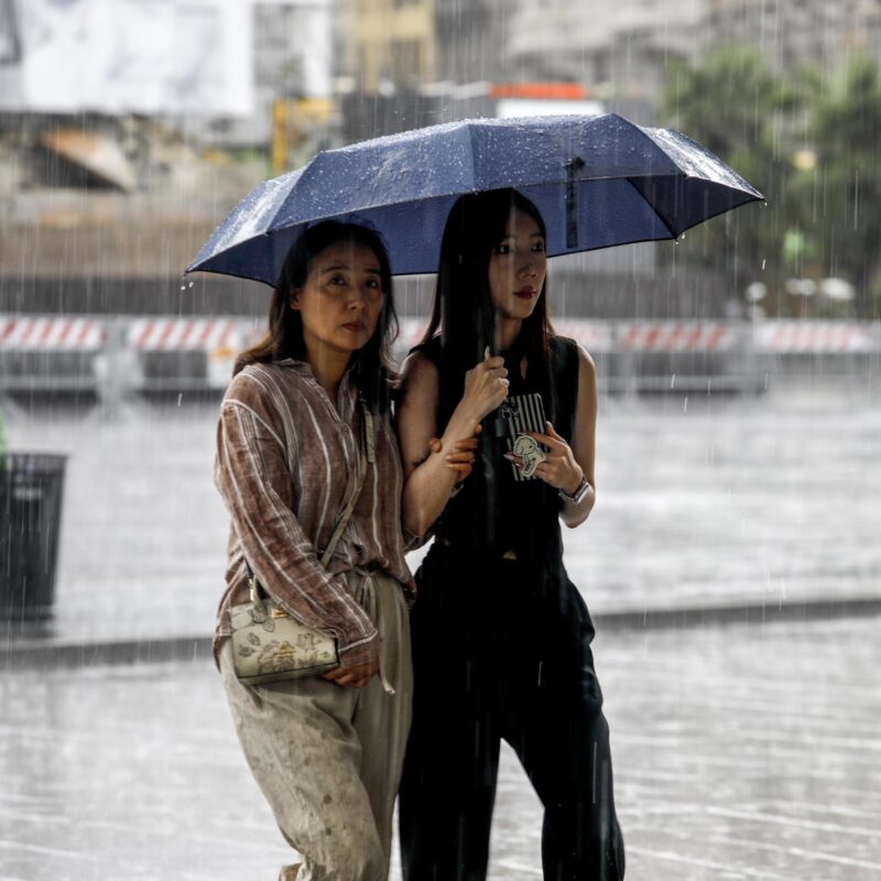 Pioggia forte in centro a Milano, 27 agosto 2023.ANSA/MOURAD BALTI TOUATI