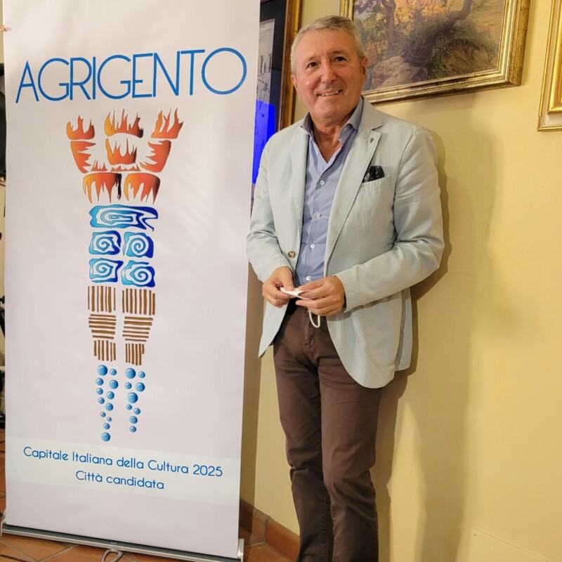 Il sindaco Francesco Miccichè vicino al simbolo di Agrigento capitale della cultura 2025
