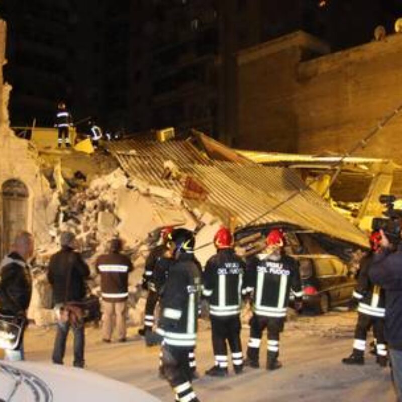 Un momento dei soccorsi a Palermo dove due palazzine sono crollate provocando due morti e vari feriti