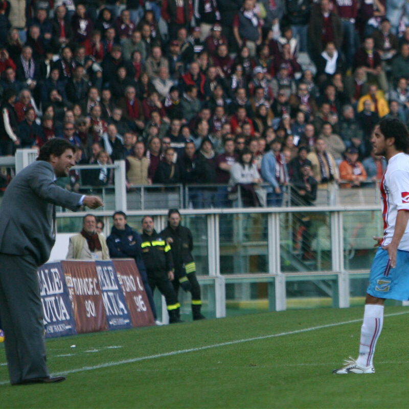 Baldini alla guida del Catania (qui mentre rimprovera Vargas per un'espulsione nella partita giocata sul campo del Torino) in serie A nella stagione 2007/2008 (foto di Mauro Donato/Ansa)