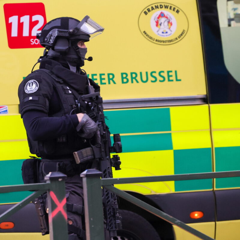 Un poliziotto belga a tutela delle ambulanze sulla zona dell'attentato di Bruxelles
