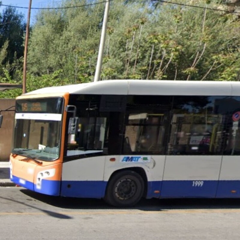 Autobus in via Cassarà, a Palermo