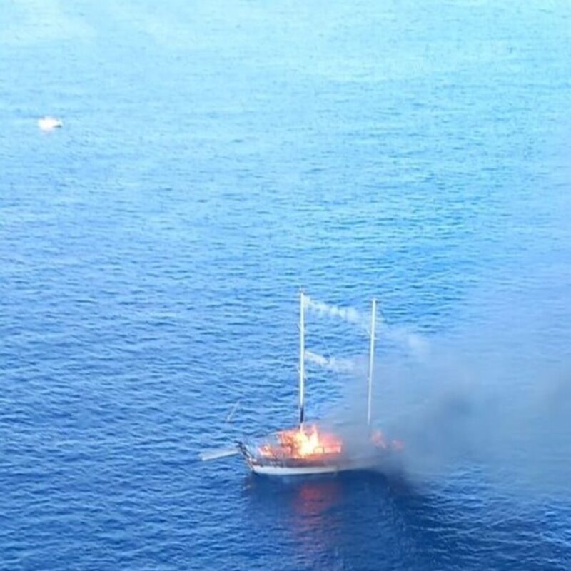Il caicco in fiamme nel mare di Lampedusa (Foto Ansa)