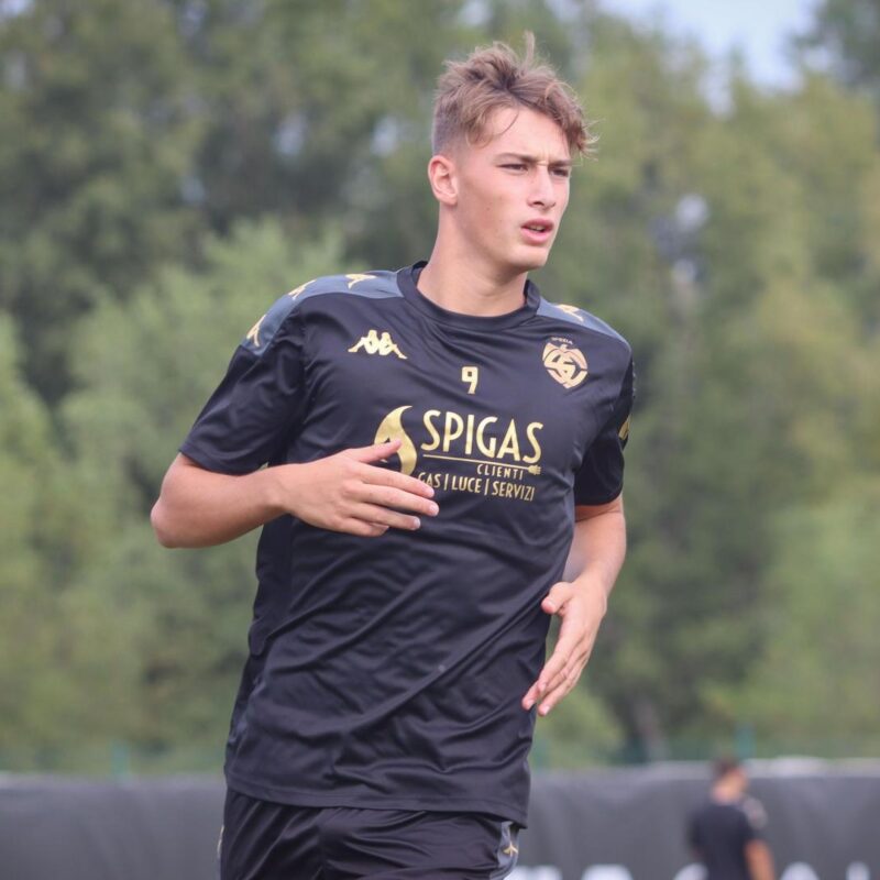 Francesco Pio Esposito, attaccante dello Spezia, ha solo 18 anni (dal sito dello Spezia)