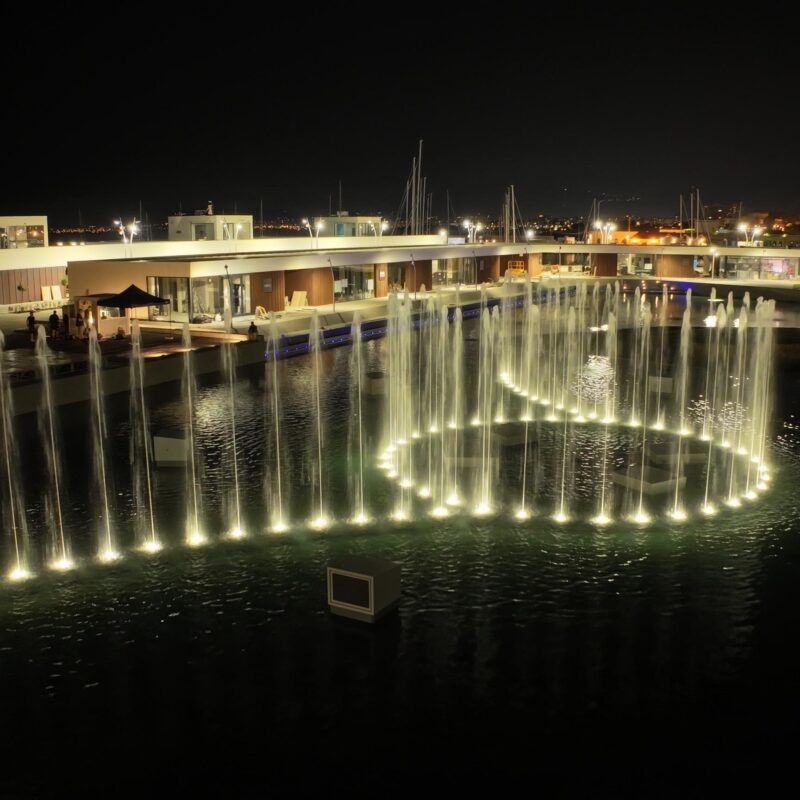 Lo spettacolo della fontana illuminata al porto di Palermo - VIDEO