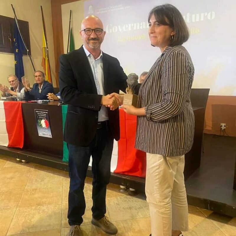 Fabrizio Fonte, sindaco di Custonaci, consegna a Liliana Riccobene il Premio per la legalità