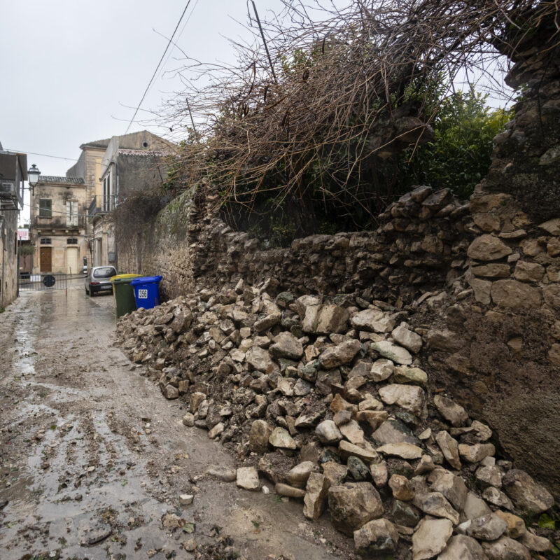 Uno dei torrenti della città di Modica messo a rischio di tenuta dal maltempo che ha colpito la Sicilia Orientale il 10 febbraio del 2023 (foto di Francesco Ruta/Ansa)