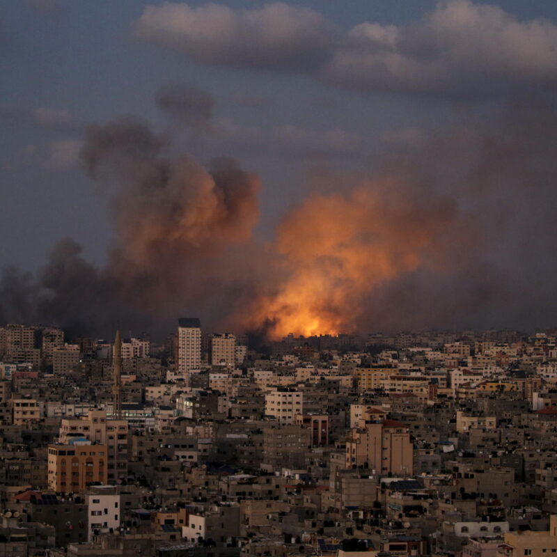 Il fumo si alza a seguito di un attacco aereo israeliano nella zona settentrionale di Gaza City