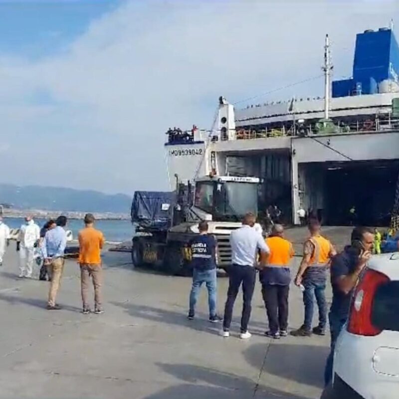Un morto e un ferito grave è il bilancio di un incidente avvenuto a bordo di una nave della compagnia Caronte & Tourist, nel porto di Salerno. I due sarebbero stati investiti da un camion che si trovava sulla stessa nave, Salerno, 14 settembre 2023. ANSA
