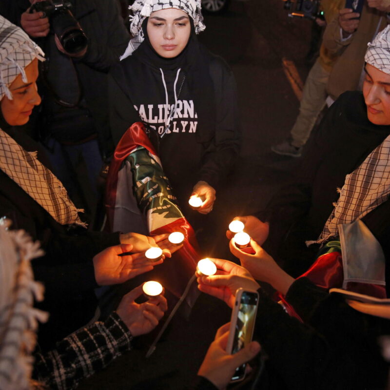 I sostenitori filo-palestinesi accendono candele mentre si riuniscono per mostrare la loro solidarietà al popolo di Gaza nella piazza Palestinese a Teheran, in Iran