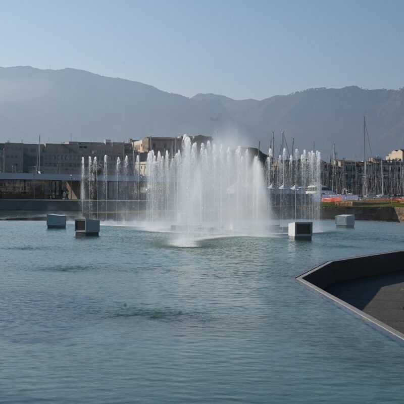 Palermo, l'attrazione del nuovo porto è la fontana musicale Marina - VIDEO